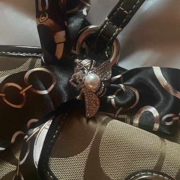 Pre-loved Coach Signature Small Leah beige crossbody/handbag. No. B1067-F14661. - Picture 2 of 5